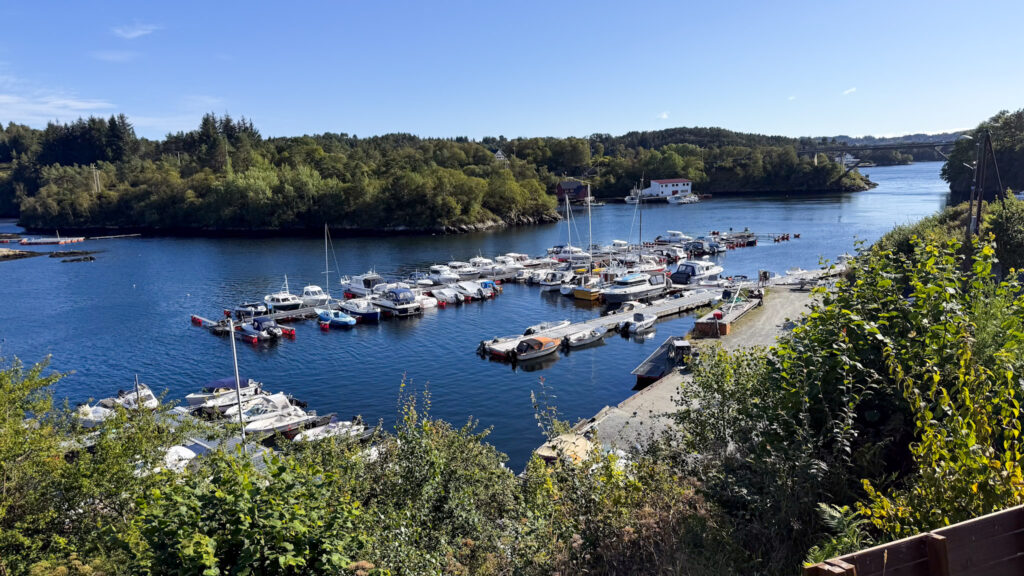 Iden Marina sett fra åsen med Rosslandsbroen i bakgrunnen